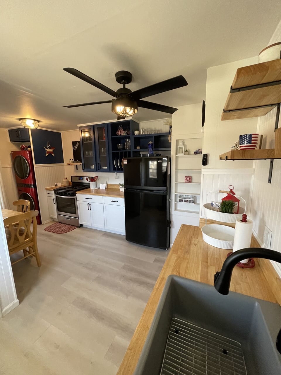 Full Refrigerator & freezer,Gas Range & Oven,Ceiling Fan,Dishwasher,Coffee Bar