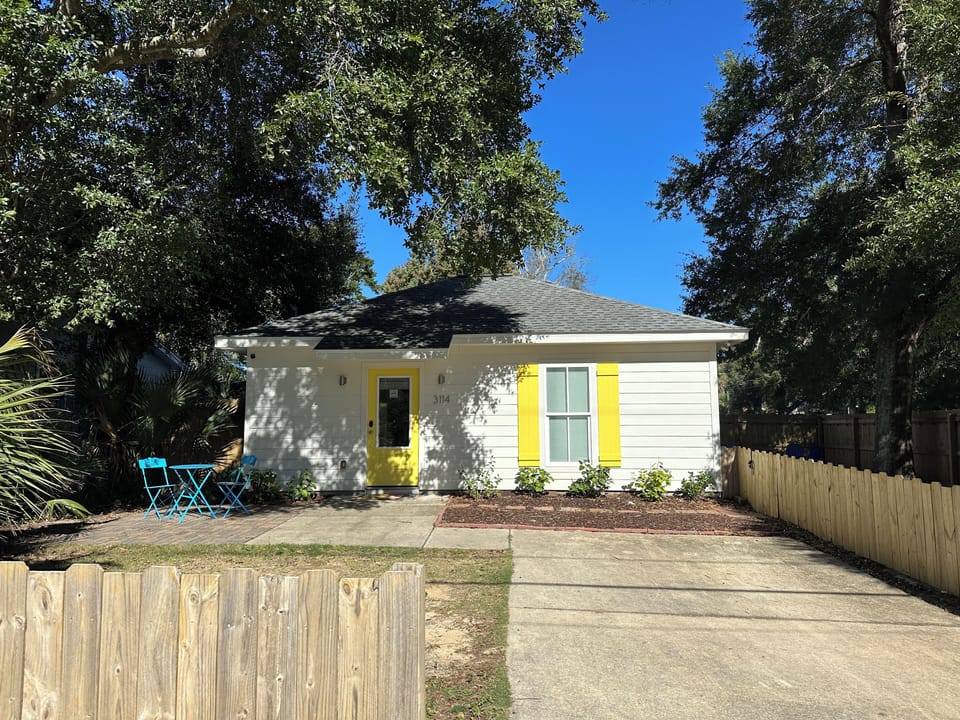 Welcome to our quaint Hibiscus Sunrise Cottage! 