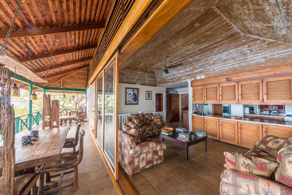 Living Room/Balcony