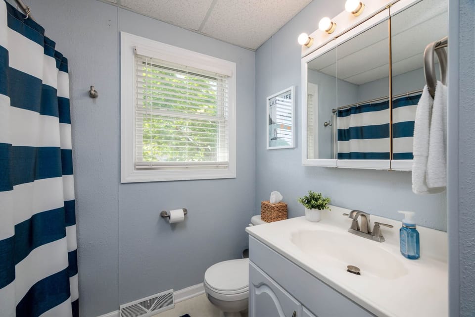 Hall bathroom with tub/shower 