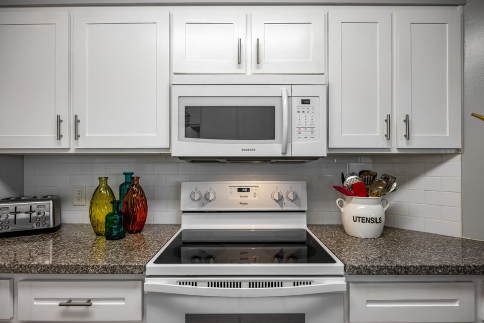 St. Thomas Square 1210B Kitchen