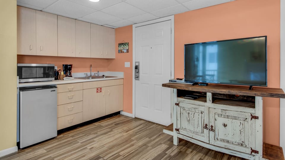 Long Beach 800E Kitchenette and TV