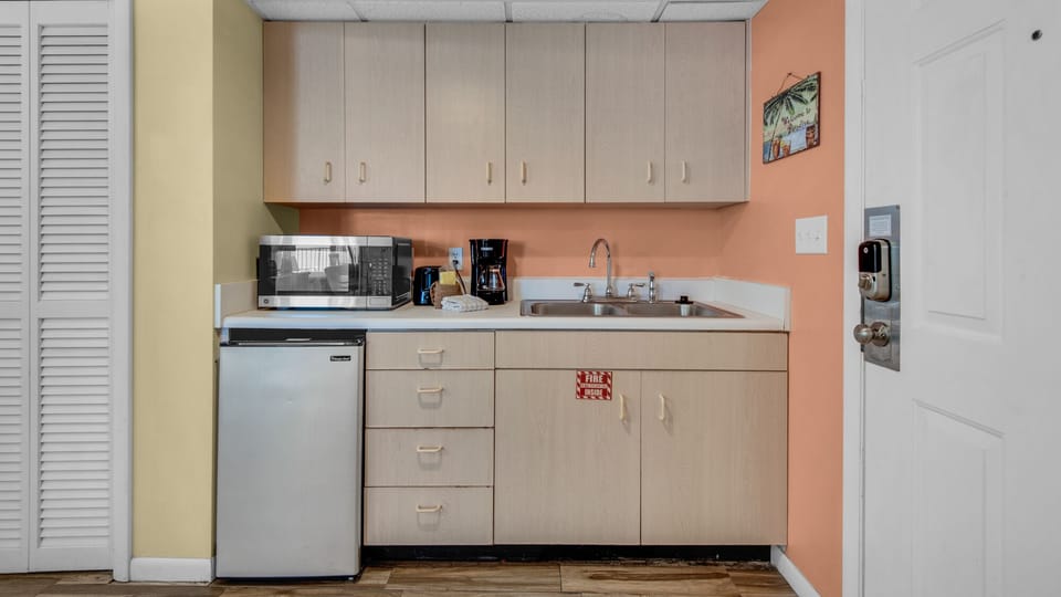 Long Beach 800E Kitchenette
