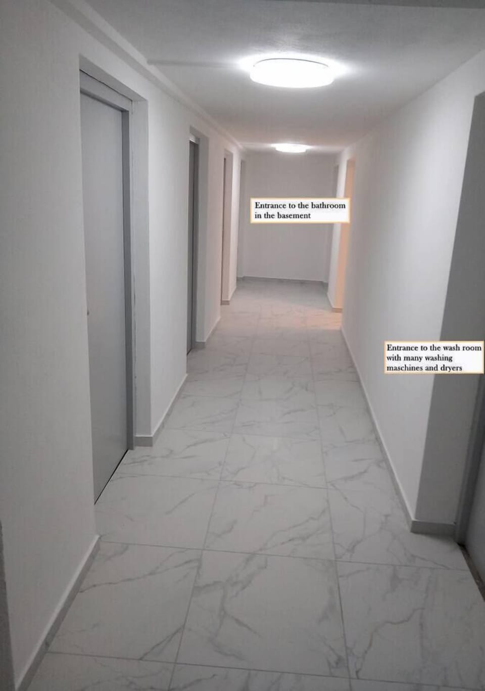 Im Keller haben wir einen Waschraum und ein gemeinsames Badezimmer