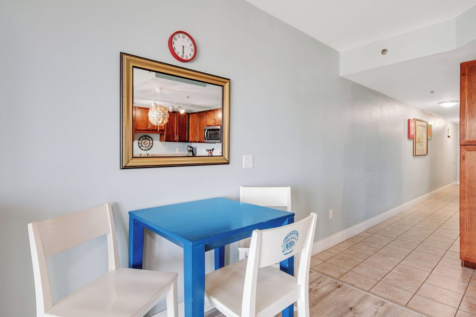 Laketown Wharf 1316 Dining Table