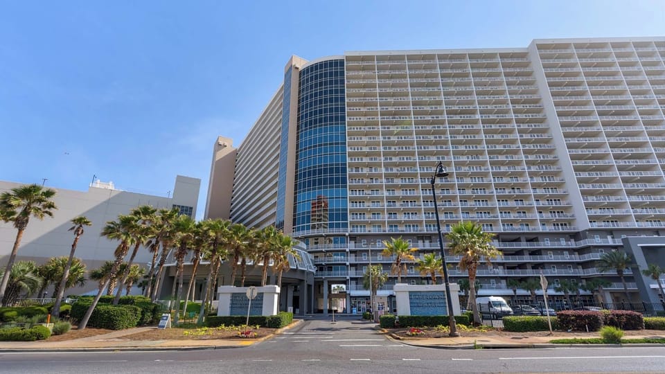 Laketown Wharf Grounds and Amenities
