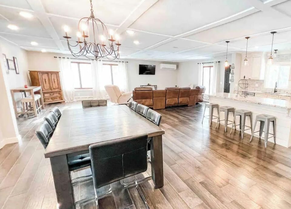 1000 sq ft Great Room perfect for relaxing or entertaining.  Lots of seating.