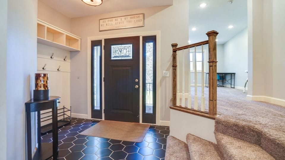 Foyer & office space with desk