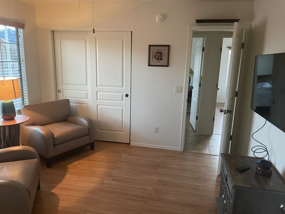 Front sitting room w/tv