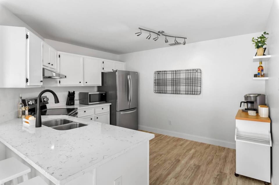 Full kitchen