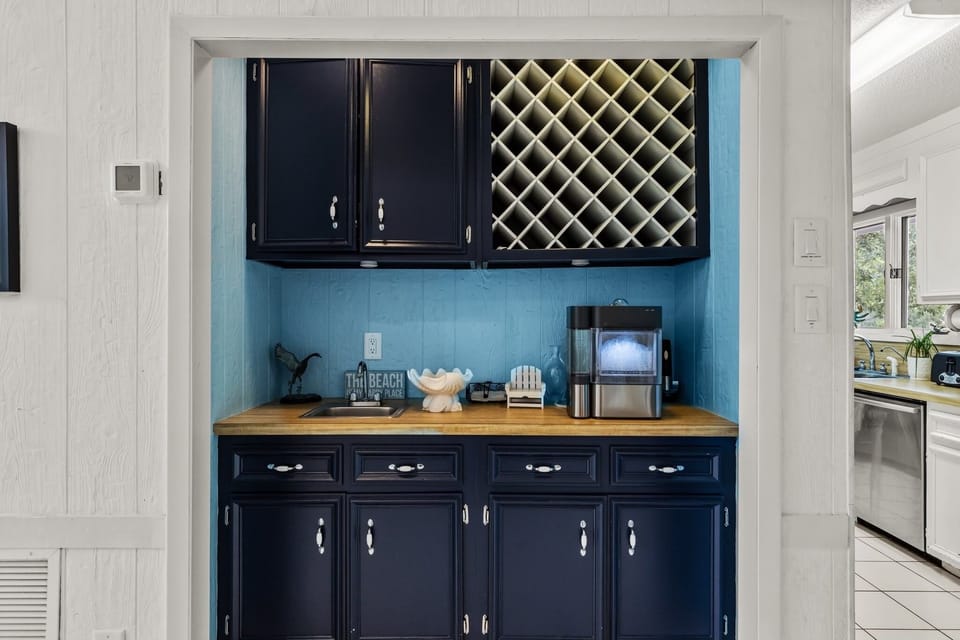 Bar area with an ice maker