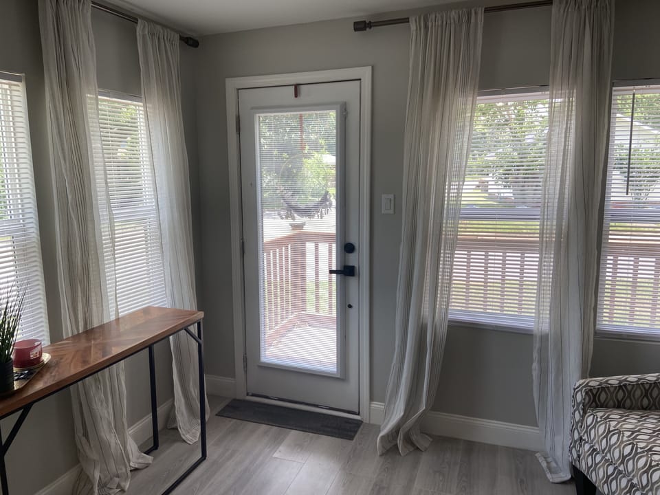 Lounge area w/ access to deck seating 