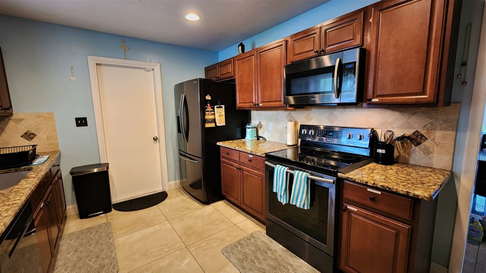 Full samsung kitchen appliances with granite countertops