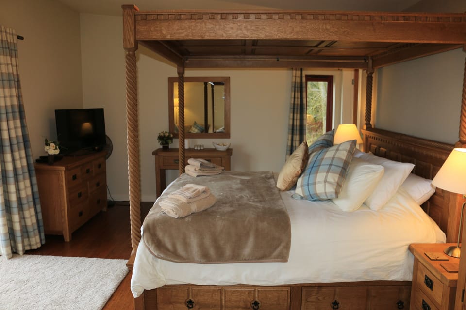 Bedroom 1 - Superking 4 poster