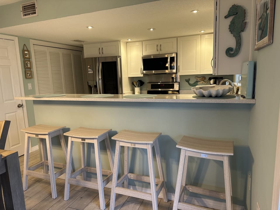 Breakfast bar and stools 
