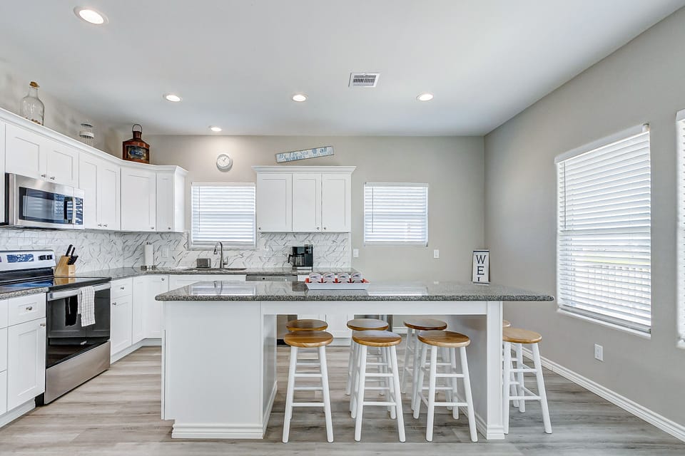 Well stocked kitchen with all your kitchen needs to make delicious food/drinks!