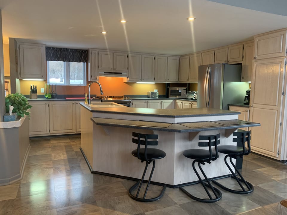 Kitchen with 3 place bar top.