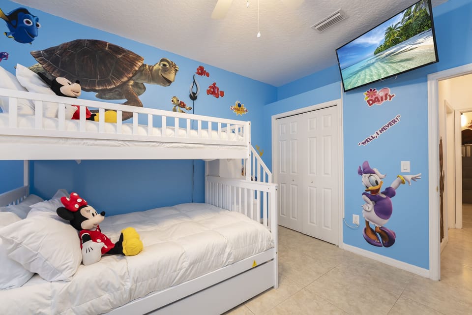 Bedroom 5 showing TV