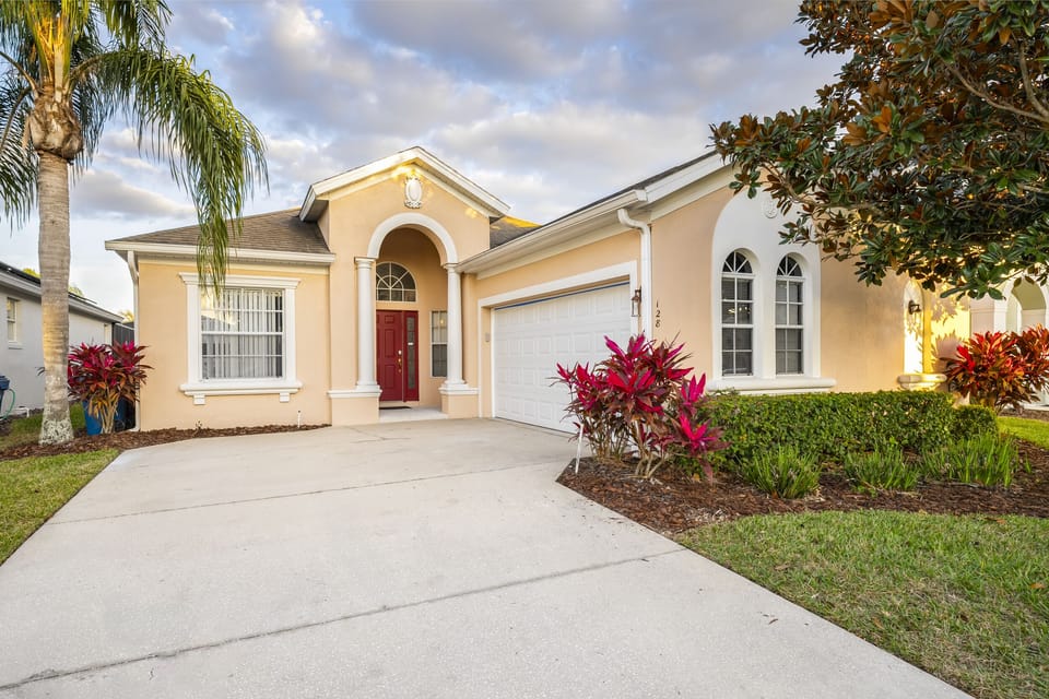 Front of villa near Disney