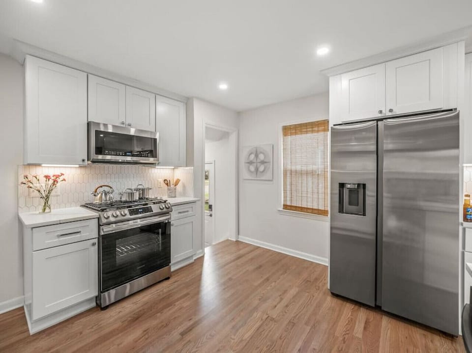 Large layout for gathering in the kitchen/dining area