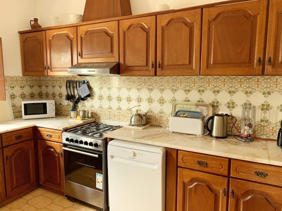 Fully equipped kitchen with dishwasher & washing mashing
