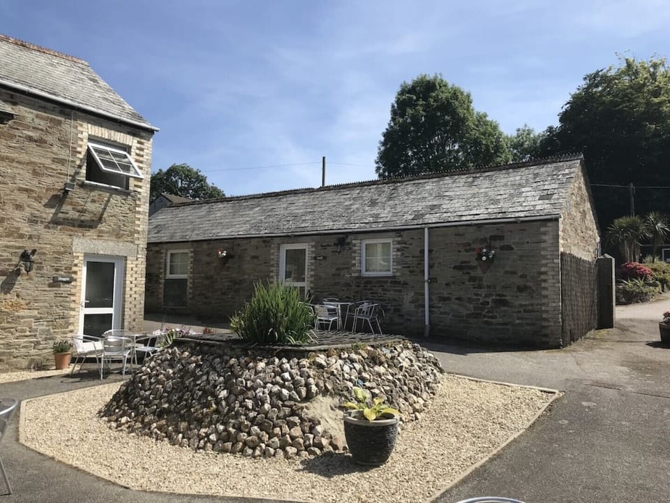 Courtyard, Swift and Magpie cottages
