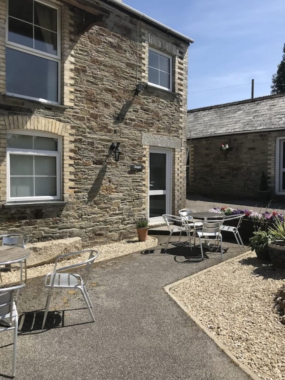 Magpie cottage outside seating