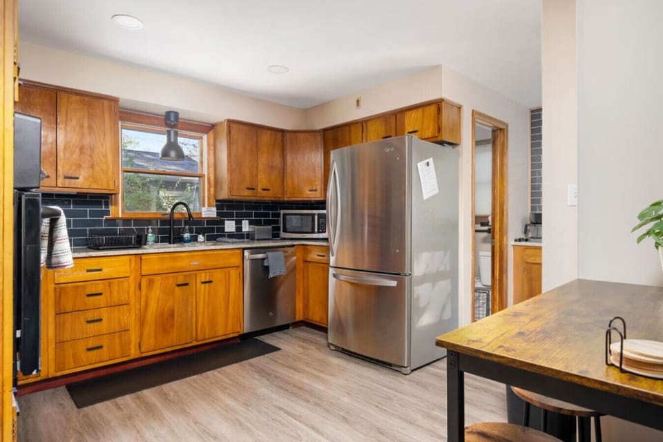 Fully Furnished Kitchen with Eat-In Corner