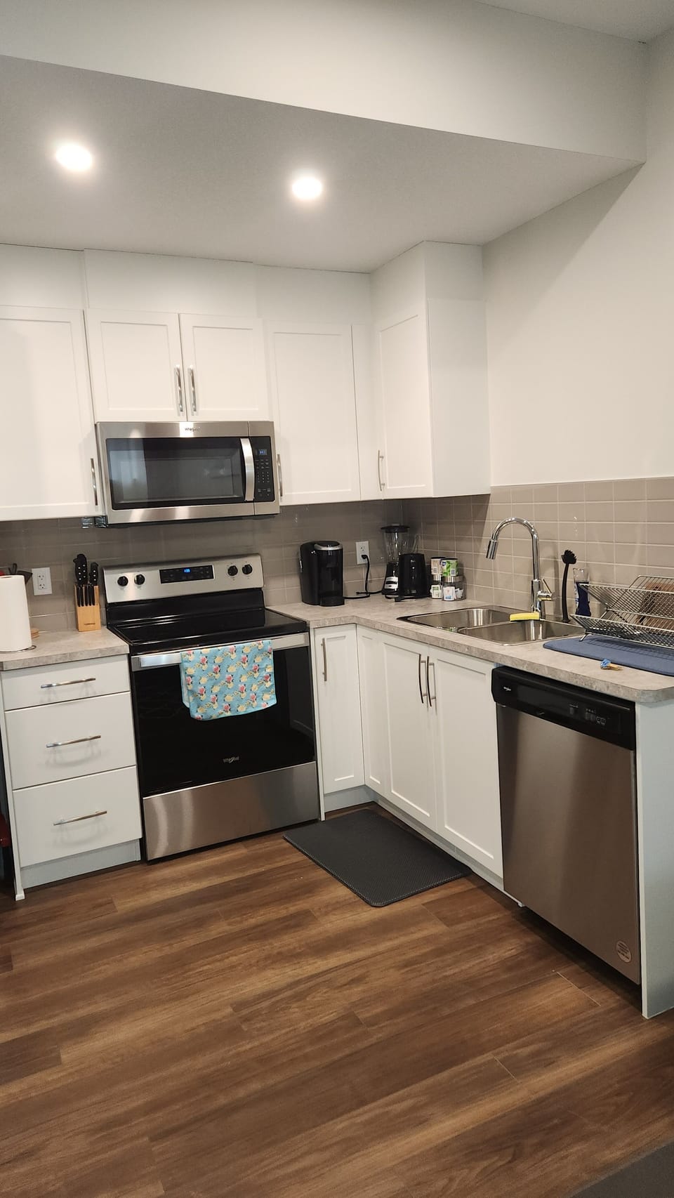 Fully functional kitchen with stove & oven, fridge, microwave & dishwasher