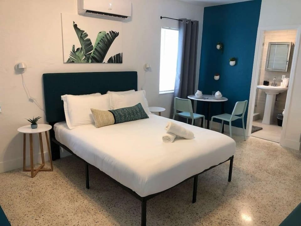 Bed with towels and dining area for 2