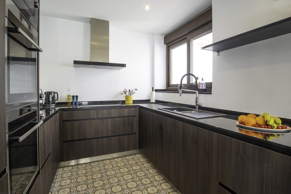 Well equipped kitchen with double oven
