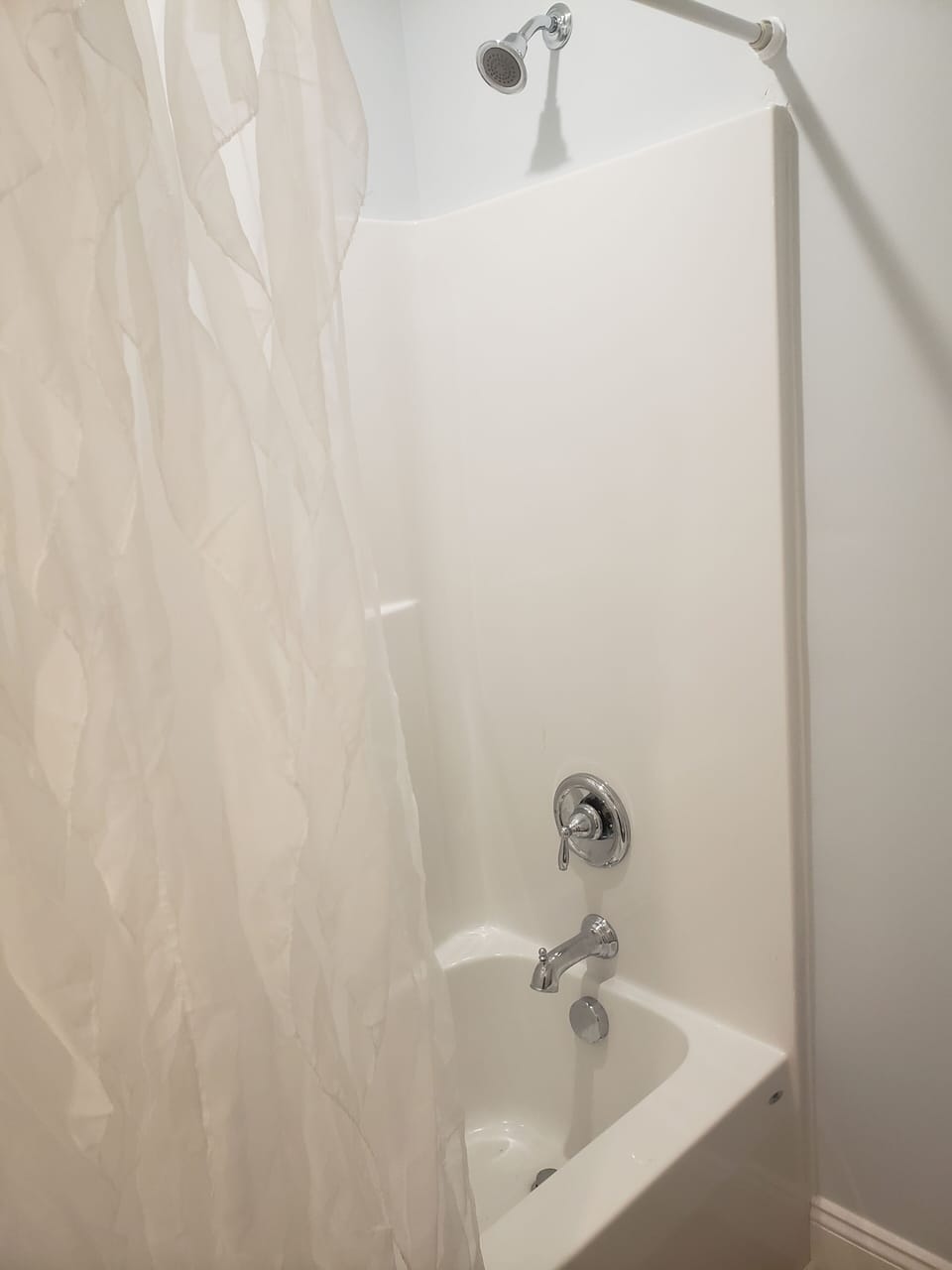 Tub/shower in main bath