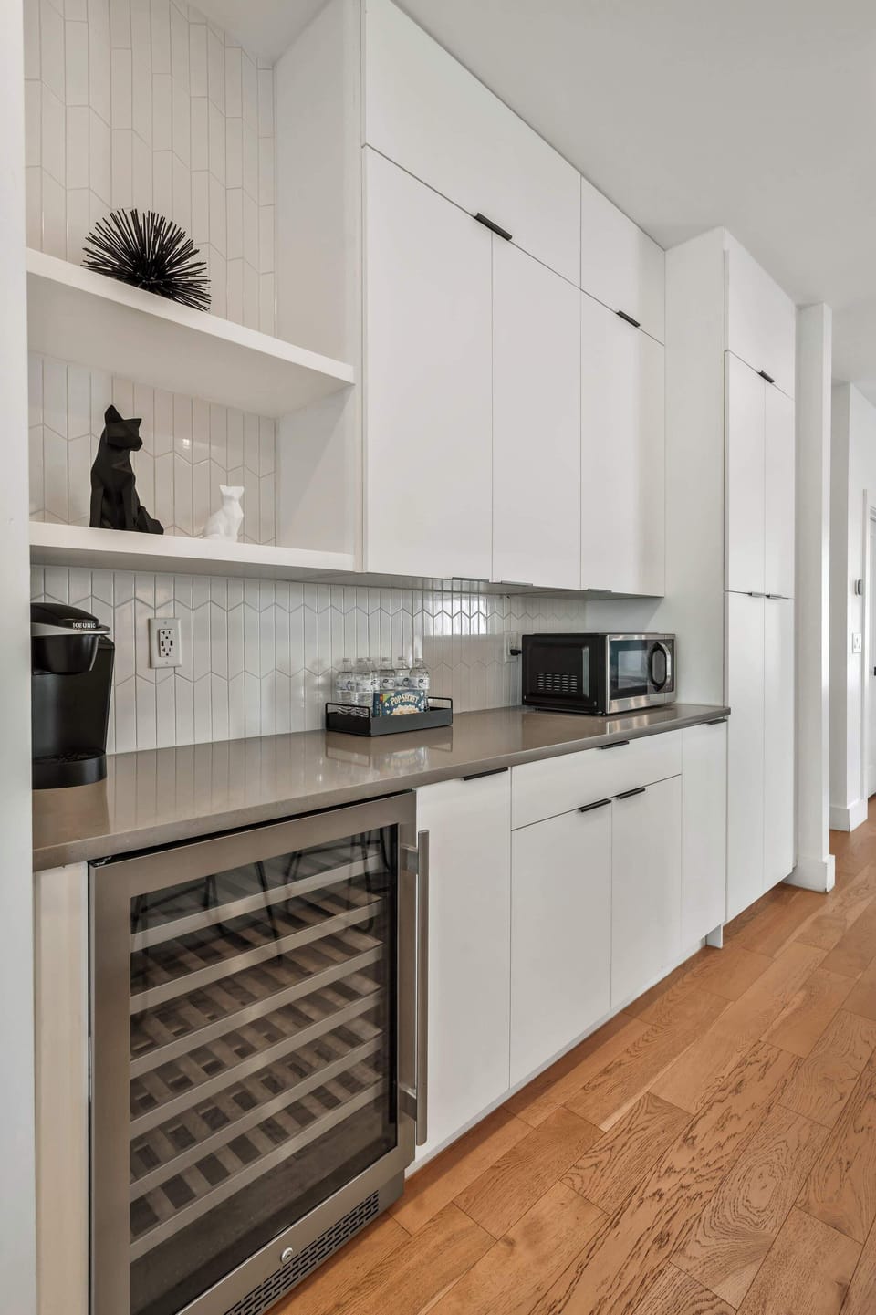 Wine chiller included in the fully equipped kitchen.