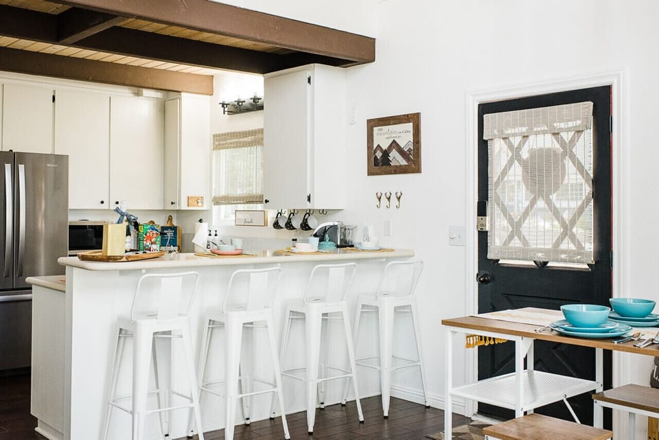 Dining for 4 at the countertop