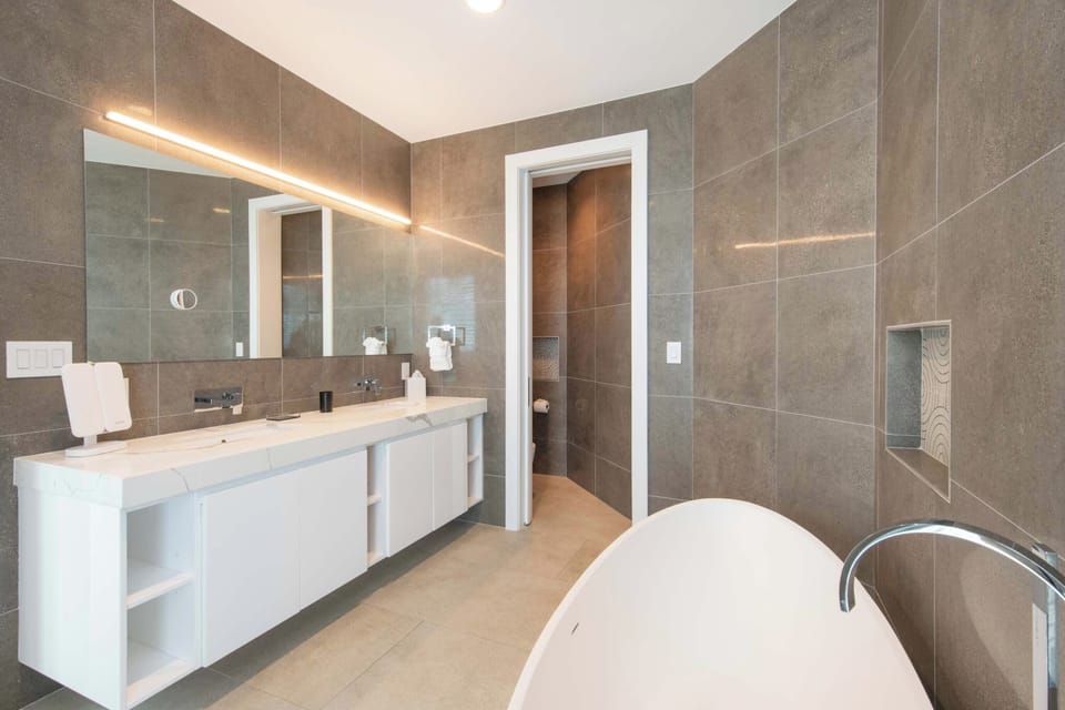 Primary Suite ensuite bath.