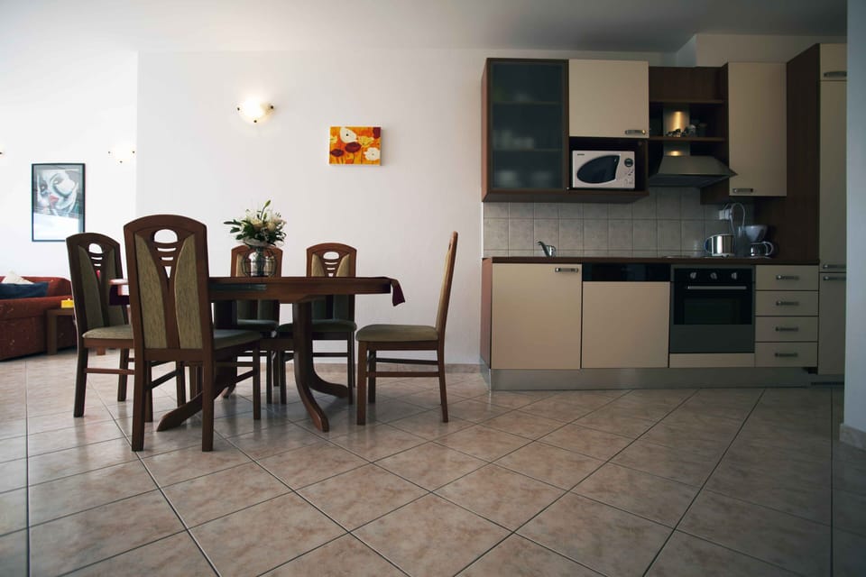Large living area with dining table and chairs for 6 people, kitchen all mod con