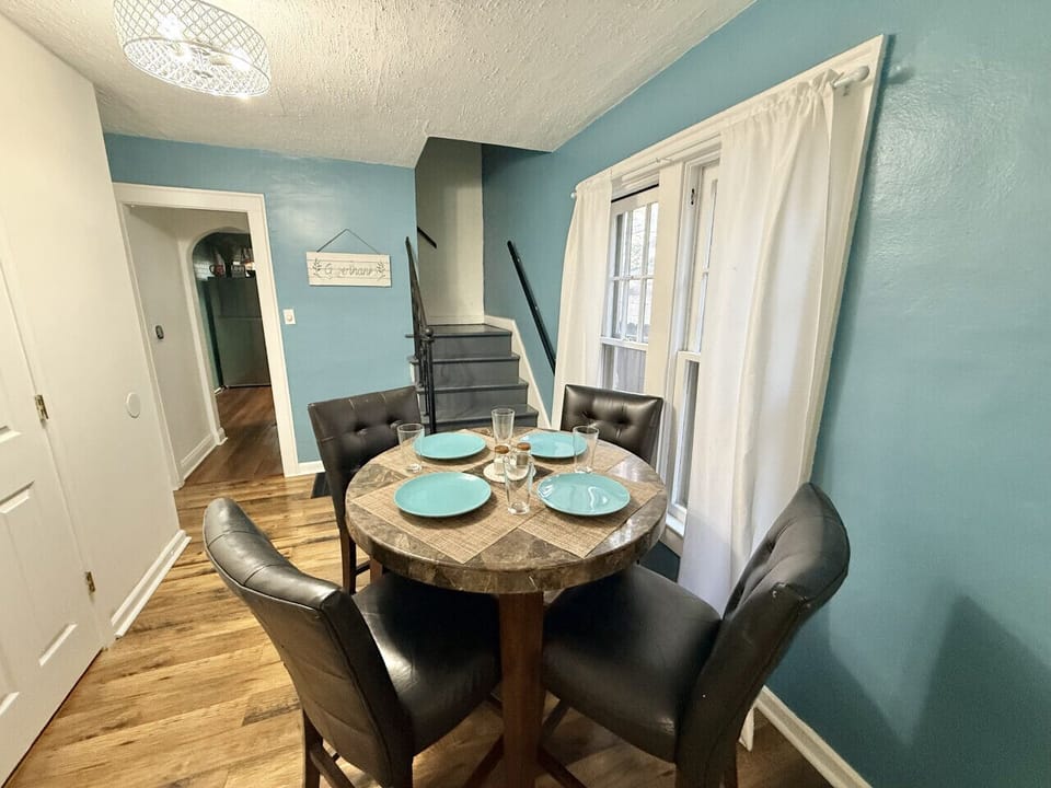 Dining Room - Seats 6 with the additional leaf and chairs