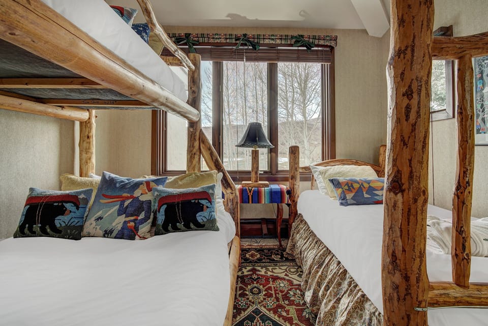 Indoors, Furniture, Bed, Bedroom, Lamp