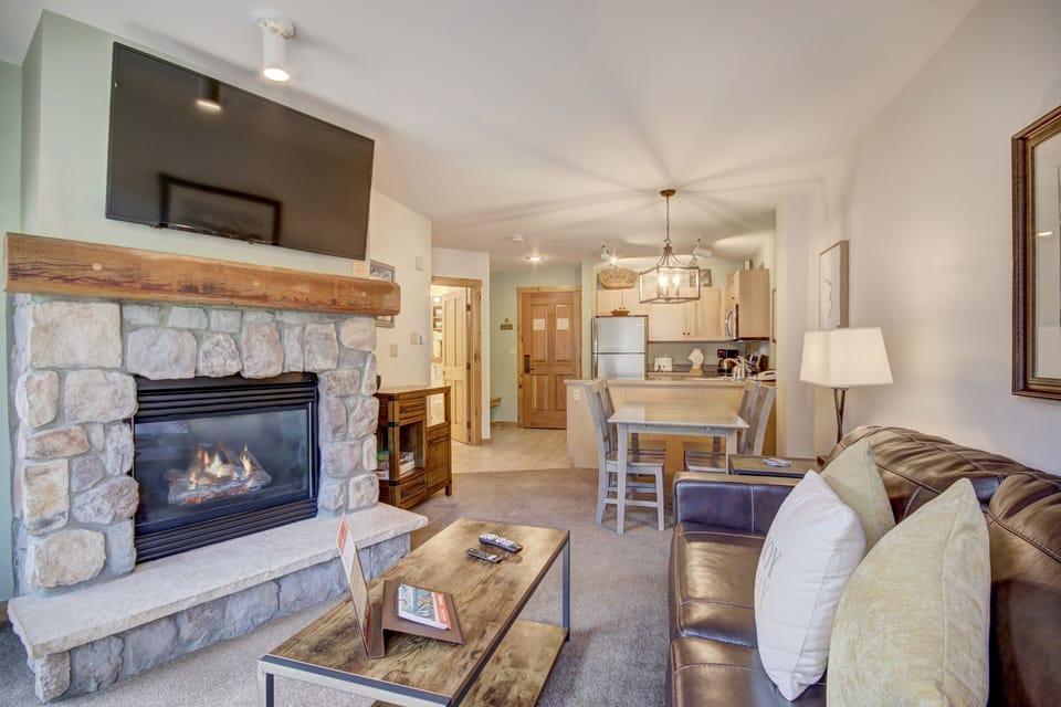 Living Room, Indoors, Furniture, Couch, Fireplace