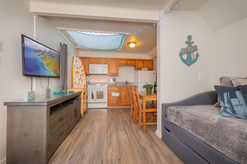 Large open area with flat screen TV.