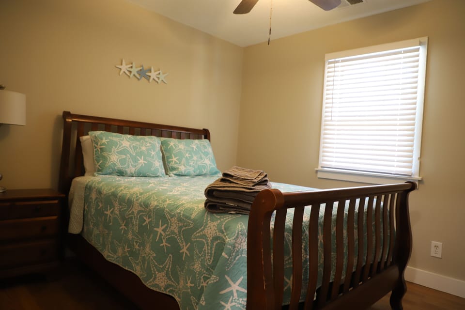 Queen bedroom in side 2.