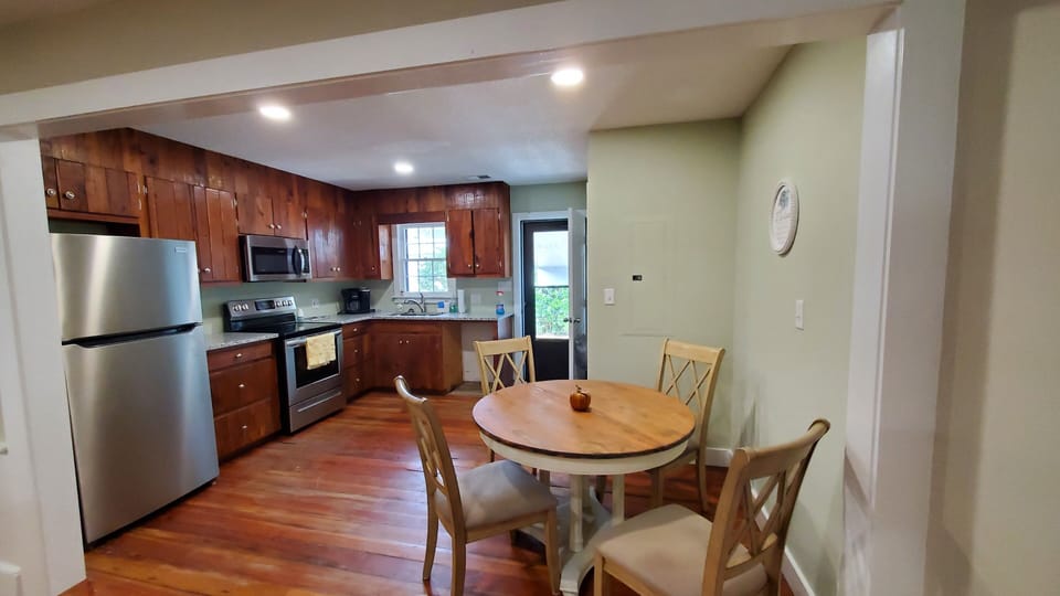 Kitchen in side 2.
