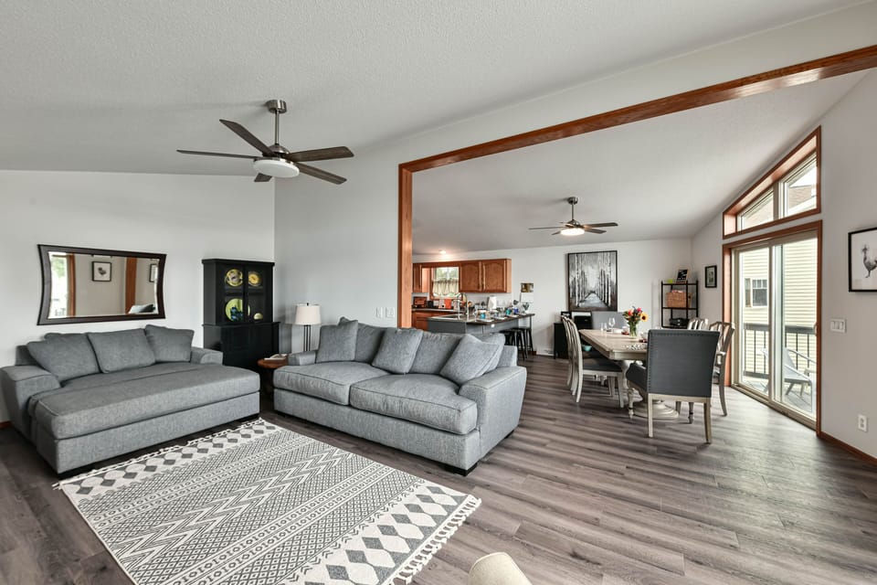 Open, Bright, Flowing Great Room