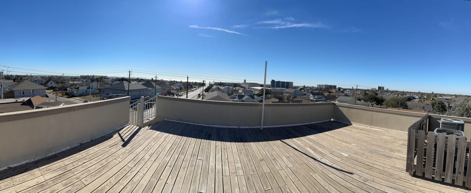 Terrace with views of the city and the sea