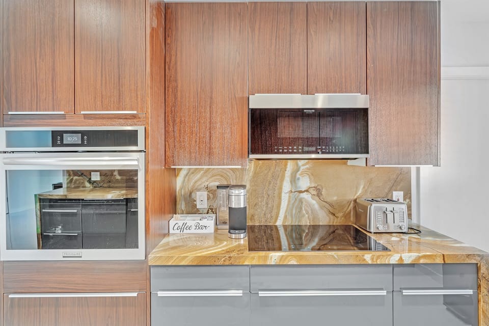 This well-equipped kitchen has everything you need to whip up delicious meals.