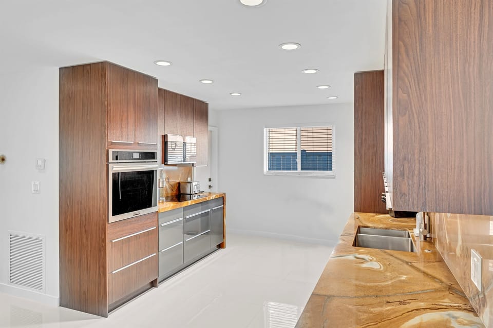 This well-equipped kitchen has everything you need to whip up delicious meals.