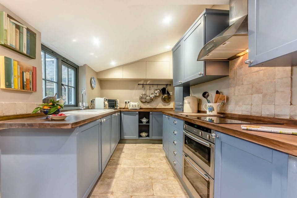 Lilly Bee Cottage Kitchen - StayCotswold