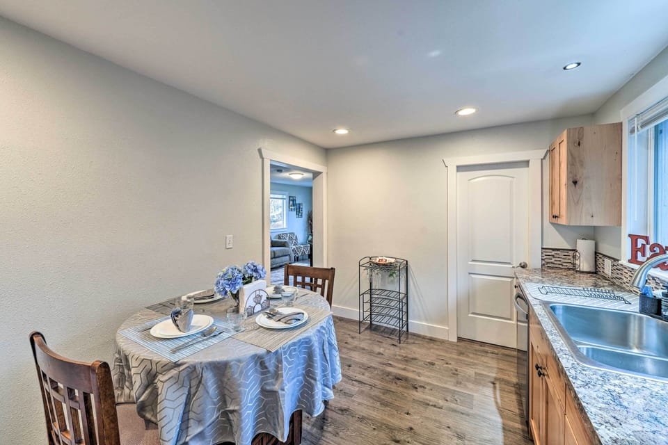 Dining Area | Dishware & Flatware Provided