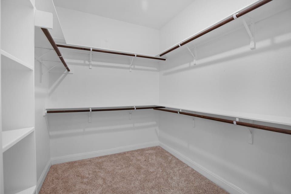 Very spacious Walk-in-closet