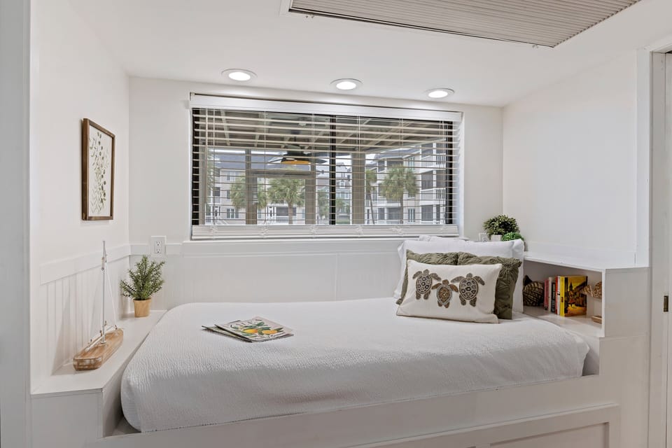 Twin daybed in foyer.